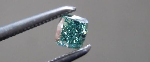 宝石鑑定士が教える】5色のカラーダイヤを結婚指輪にこう使う